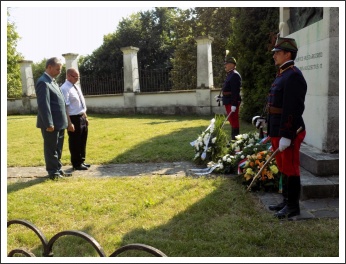 "Csupán a magyar kezében cseng a kard..." (forrás: papa-ma.hu)