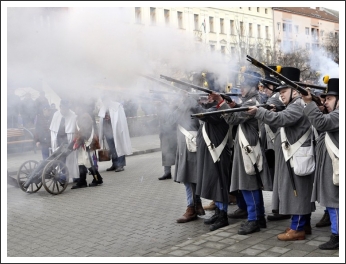 Harc a városközpontban (fotó: Galambos Sándor)